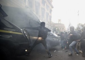 Roma caos, scontri al Ministero dell’economia, cassonetti in fiamme