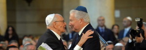 l presidente della Repubblica, Giorgio Napolitano (S) con Renzo Gattegna presidente Unione Comunità Ebraiche Italiane, nella sinagoga della Capitale
