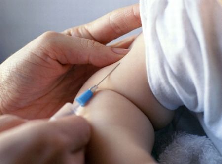 Vaccino antinfluenzale, due morti sospette nella Capitale: dalla Regione stop al farmaco Fluad