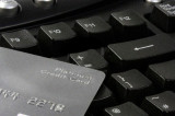 Web, tenta di vendere apparecchi elettronici rubati: denunciato