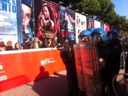 Festival del Cinema:polizia blocca blitz dei movimenti per la casa sul red carpet    