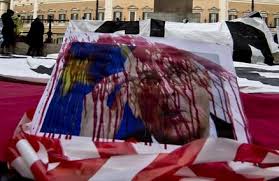 Staminali, protesta choc a Montecitorio: malati versano sangue su foto Napolitano
