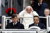 Udienza al gelo, anche il Papa con la sciarpa. Che dona ad un anziano in carrozzina
