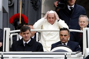 Udienza al gelo, anche il Papa con la sciarpa. Che dona ad un anziano in carrozzina