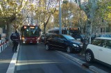 NOMENTANA/Mercedes parcheggiata male e fuori regola, blocca il bus dell’ATAC