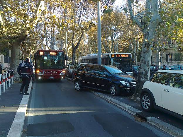 NOMENTANA/Mercedes parcheggiata male e fuori regola, blocca il bus dell'ATAC