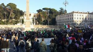 Forconi spuntati a Piazza del Popolo, pochi i dimostranti. Ma domenica tutti dal Papa