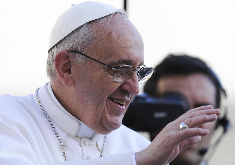 Vaticano, Papa Francesco sposa 20 coppie: 
