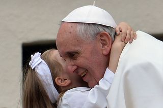 Papa Francesco al Bambin Gesù, a tu per tu (e da solo) con i piccoli pazienti