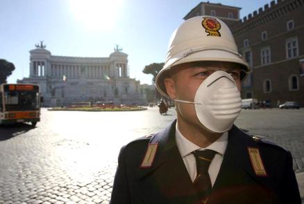 Smog, secondo giorno di targhe alterne: martedì stop alle pari