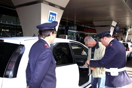 Aurelio, taxi provoca incidente: era senza assicurazione, veicolo sequestrato