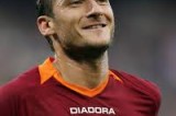Roma, Totti fa 300 in Serie A ma contro il Sassuolo finisce 2-2: per il capitano mezza festa