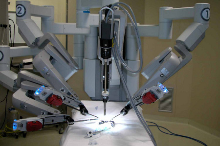 Al S. Giovanni la piattaforma chirurgica robotizzata con controllo a distanza Da Vinci e il golden s...