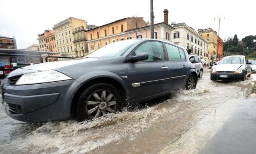 Maltempo, pioggia su tutta la città: allagamenti a Roma nord