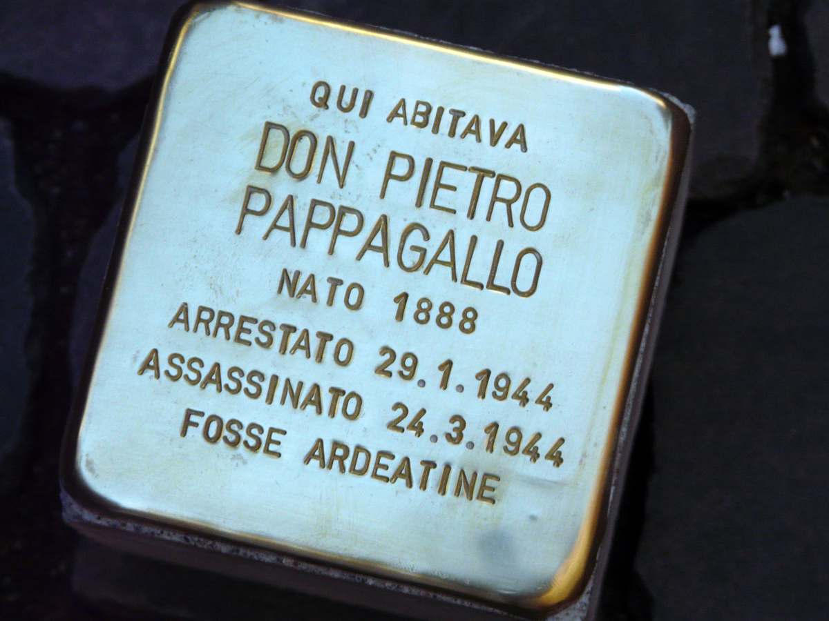 La pietra d’inciampo dedicata a Don Pietro Pappagallo è nuovamente “sparita”