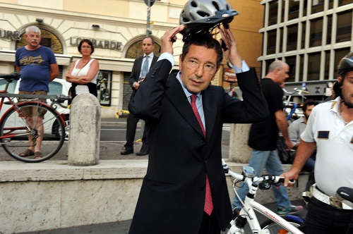 Il sindaco Marino incassa il sostegno di Giro e cerca alleati tra gli avversari per governare Roma