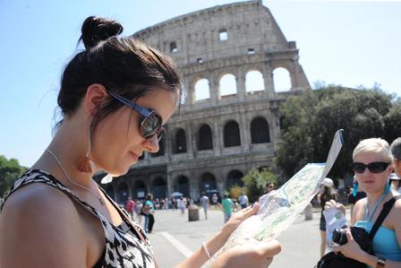 Turismo record a Roma, città piena. Ma spendono in pochi