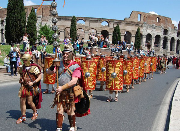 NATALE DI ROMA/Marino “festeggia” con il corteo del Gruppo Storico