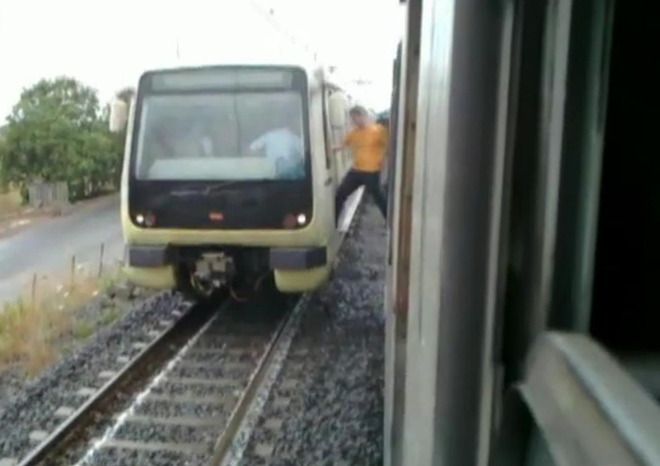 Vandali sulla Roma-Nettuno, distrutte due carrozze dei treni regionali