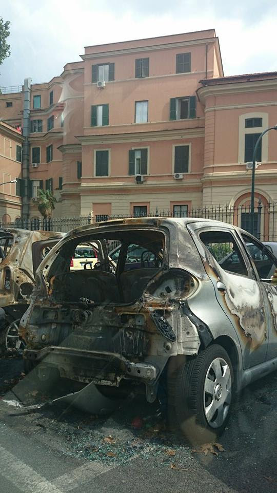 Fiumicino, ancora auto incendiata nel parcheggio della vetreria