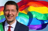Gay Pride a Roma. Marino, con la fascia tricolore in testa al corteo: presto unioni civili