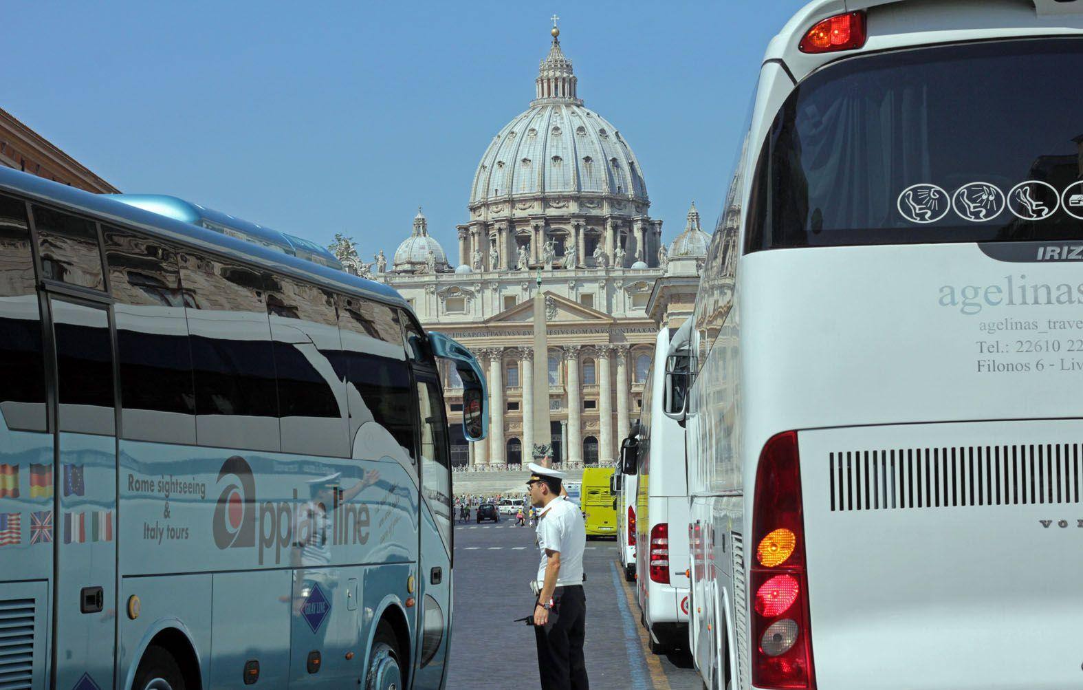 Bus turistici, via libera dal Campidoglio al piano: nuove regole per la zona di San Pietro