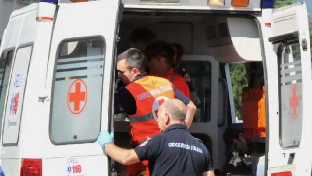 Scontro tra auto in via Casilina: muoiono due donne, ferita una terza
