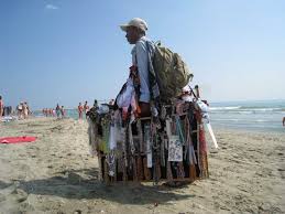 Abusivismo, sulle spiagge controlli a tappeto: 15mila pezzi sequestrati e 10 denunce