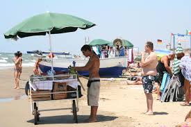 Crisi, tra tolleranza zero e nuove regole in spiaggia arrivano i precari italiani