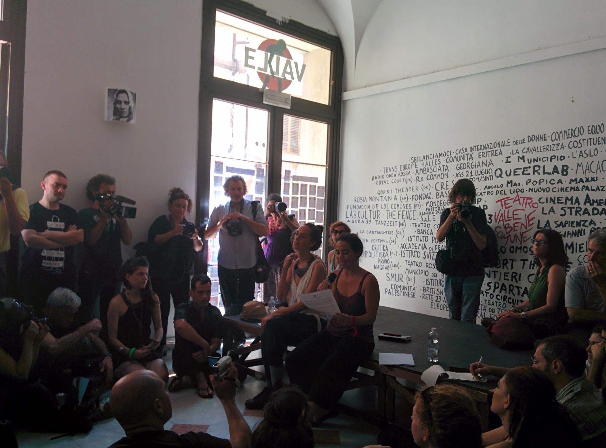 Teatro Valle, l'occupazione (in)finita: attivisti nel foyer per dettare le condizioni al Comune