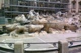 Fontana di Trevi, “22mila miglia e 5mila dollari per le impalcature?”: turisti delusi lasciano cartello