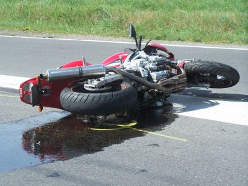 Sbanda con la moto e si schianta sull'asfalto: muore un 54enne