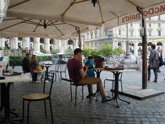 Piazza di Spagna, ladro in azione tra i tavolini del Mc Donalds: arrestato dai carabinieri