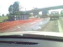 Pomodori dispersi sull'autostrada: tir perde carico in Ciociaria, disagi alla circolazione
