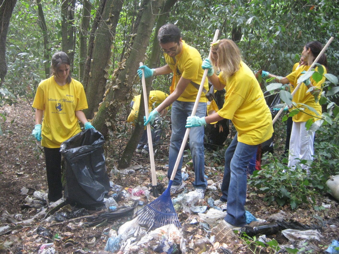 Ambiente, Puliamo il mondo arriva a Fiumicino: via i rifiuti dalla scuola