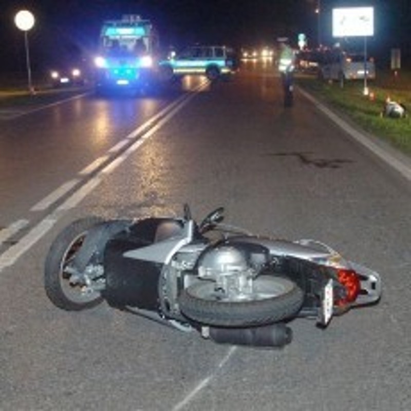 Guidonia, lo scooter sbanda e l'uomo cade sull'asfalto: morto durante il trasporto in ospedale