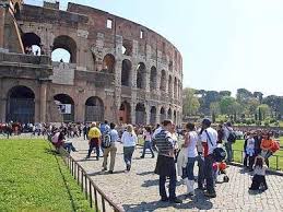 Si fingono turisti in visita al Colosseo per depredare i veri viaggiatori: tre arrestati