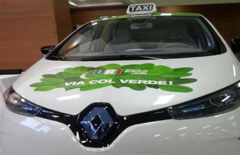 Taxi elettrici, parte la sperimentazione con le auto ecologiche al 100%