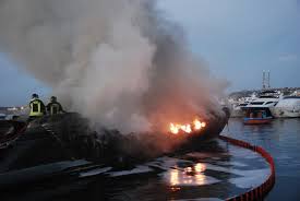 Ostia, fiamme nella discarica delle barche: ipotesi incendio doloso