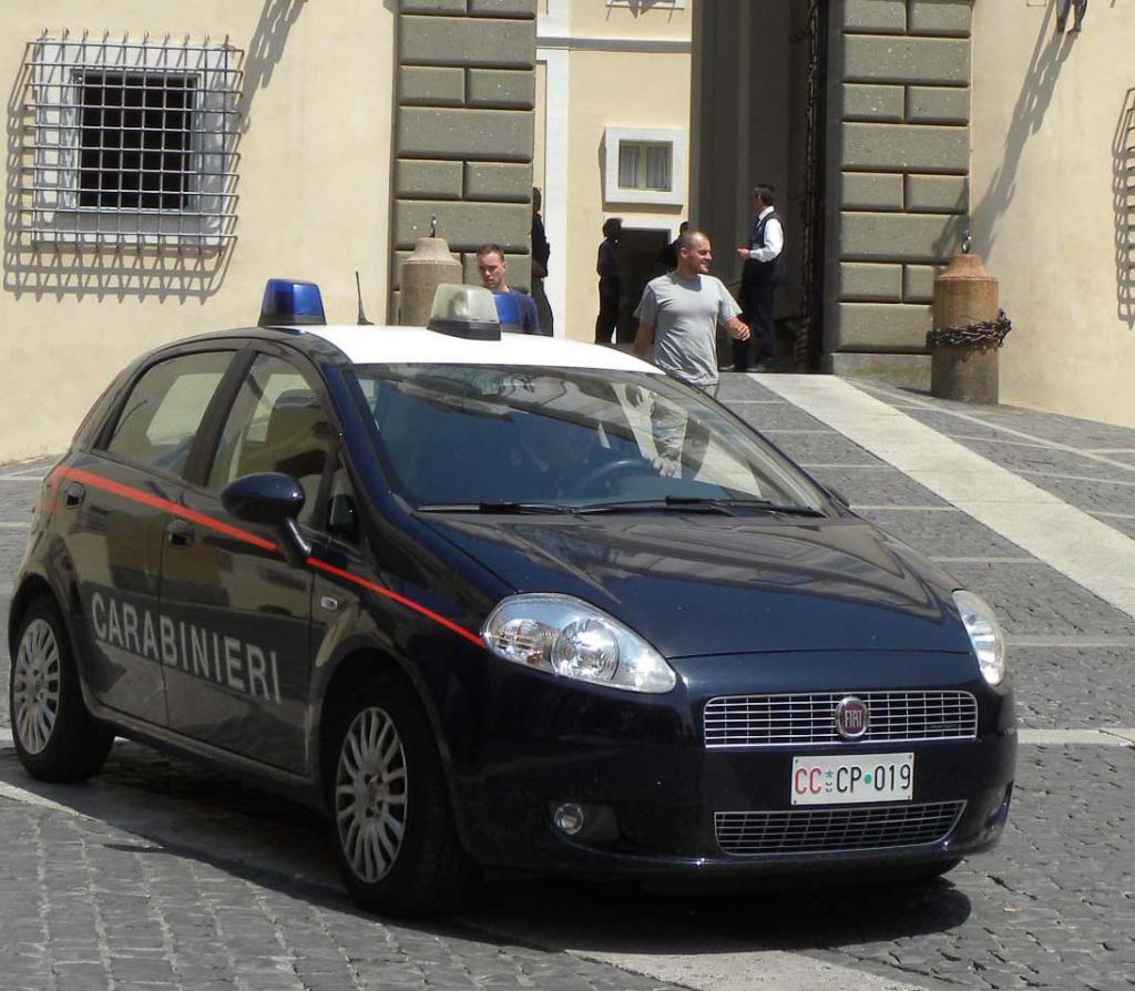 Gli danneggiano l'auto e minaccia un carabiniere con la pistola a salve: 