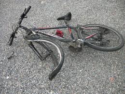 Ancora un ciclista travolto e ucciso, spunta la pista ciclabile fai da te