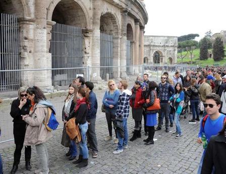 Musei gratis, lunghe file per entrare al Colosseo