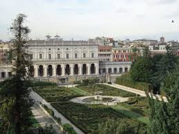 Villa Albani, travolta da un busto di marmo: ferita restauratrice