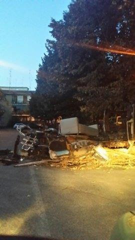 GARBATELLA - DifendiAmo Roma: La carcassa di un furgone nel parcheggio sopra l'università