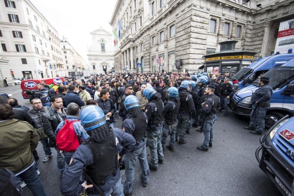 Ast, ancora un video sugli scontri tra polizia e operai al corteo di Roma