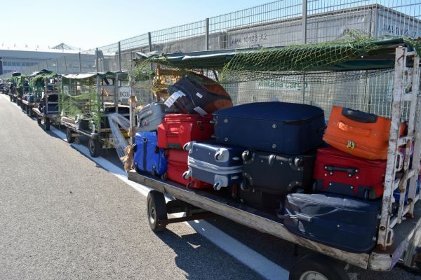 Alitalia, riparte la protesta dei bagagli a Fiumicino Task force in campo per superare l'emergenza