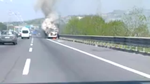Bus in fiamme sulla Roma-Napoli: illesi i turisti che viaggiavano sul veicolo