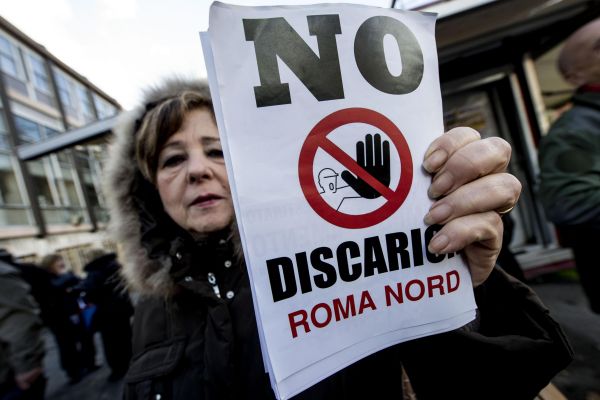 Rifiuti, sit-in contro la discarica a Magliano: 