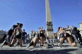 Blitz delle Femen in piazza San Pietro: crocifissi usati come dildo