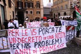Con fischietti e cartelli gli infermieri in piazza a Montecitorio